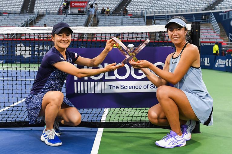 Shuko Aoyama e Ena Shibahara con il trofeo vinto a Montreal (Getty Images)