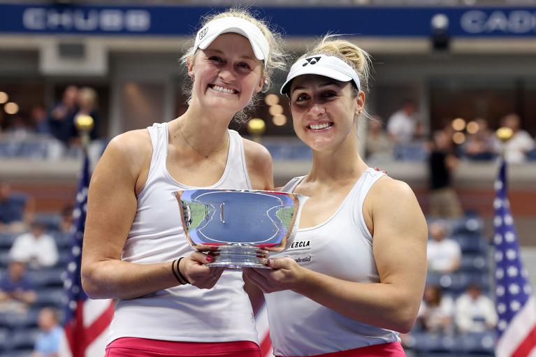 Gabriela Dabrowski e Erin Routliffe posano con il trofeo dello US Open (Getty Images)