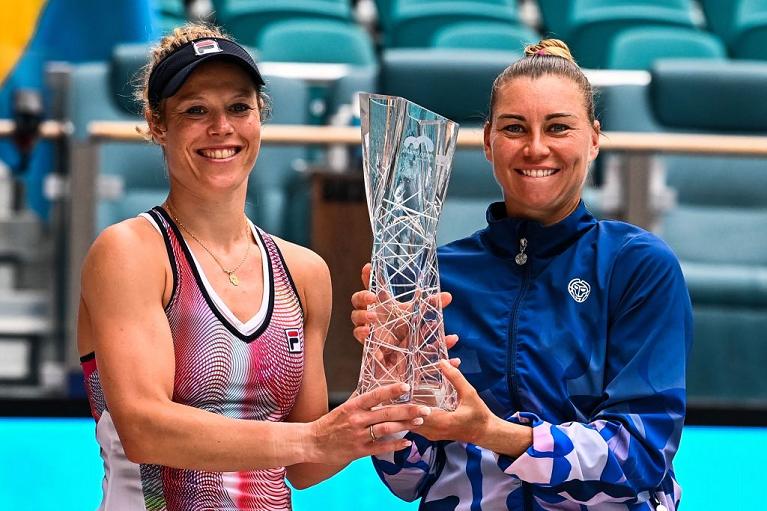 Laura Siegemund e Vera Zvonareva con il trofeo per il titolo vinto a Miami (Getty Images)