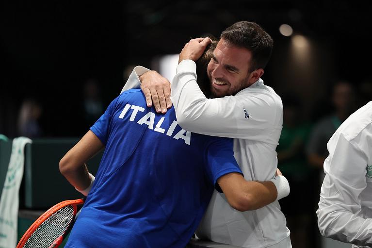 L'abbraccio tra Matteo Arnaldi e il suo coach Alessandro Petrone (foto Sposito)