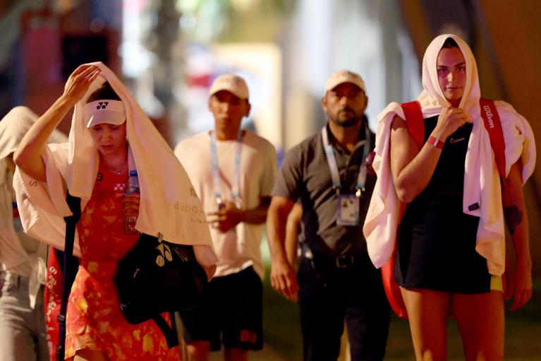 Elena Rybakina ed Aryna Sabalenka sotto la pioggia di Cancun (foto Getty Images)