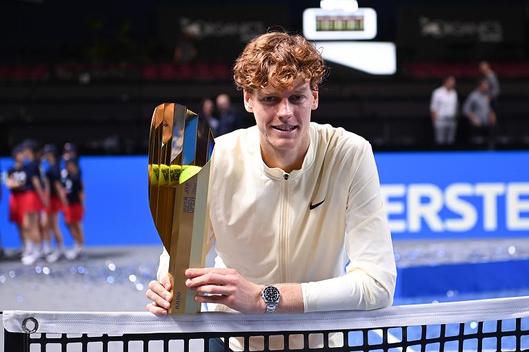 Jannik Sinner con il trofeo di Vienna 2023 (foto Getty Images)