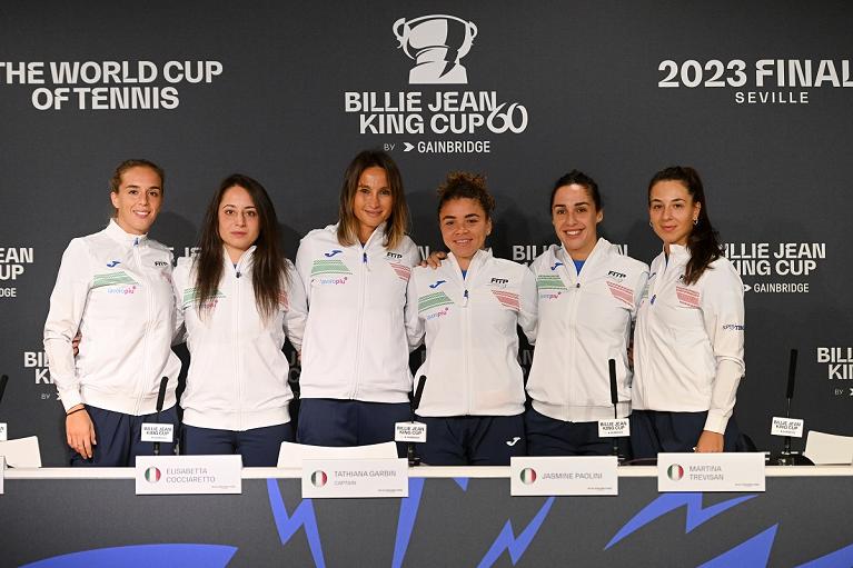 L'italia alla conferenza stampa della vigilia in Billie Jean King Cup a Siviglia. Da sinistra Lucia Bronzetti, Elisabetta Cocciaretto, il capitano Tathiana Garbin, Jasmine Paolini, Martina Trevisan e Lucrezia Stefanini (Tullio Puglia/FITP)