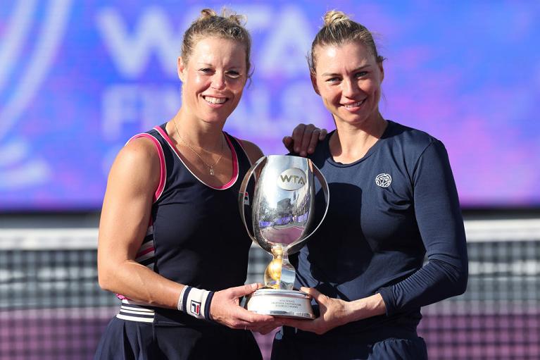 Vera Zvonareva e Laura Siegemund con il trofeo delle Wta FInals (Getty Images)