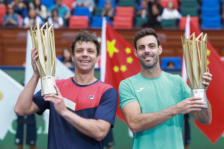 Marcel Granollers e Horacio Zeballos con il trofeo di Shanghai (Getty Images)