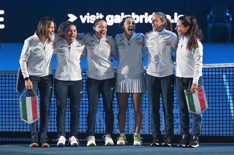 L'Italia schierata prima di scendere in campo contro la Francia alle Billie Jean King Cup Finals a Siviglia (Tullio Puglia/FITP)