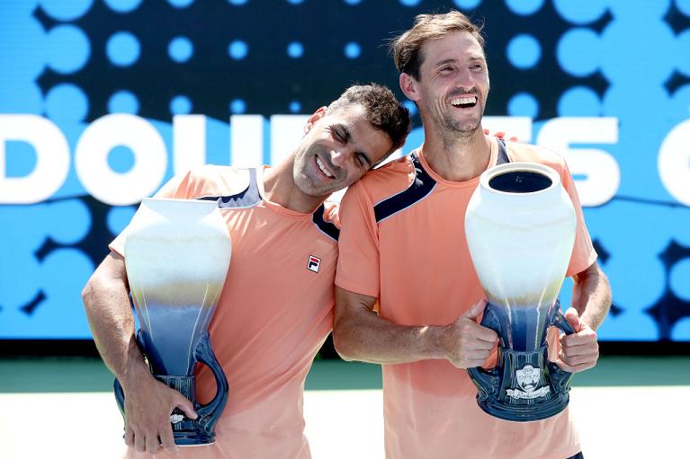 Maximo Gonzalez e Andres Molteni con il trofeo vinto a Cincinnati (Getty Images)