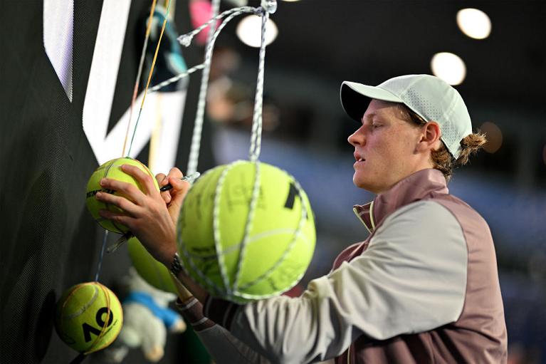 Jannik Sinner firma autografi all'Australian Open (Getty Images)