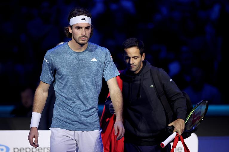 Stefanos Tsitsipas abbandona il campo accompagnato dal fisioterapista (foto Sposito/FITP)