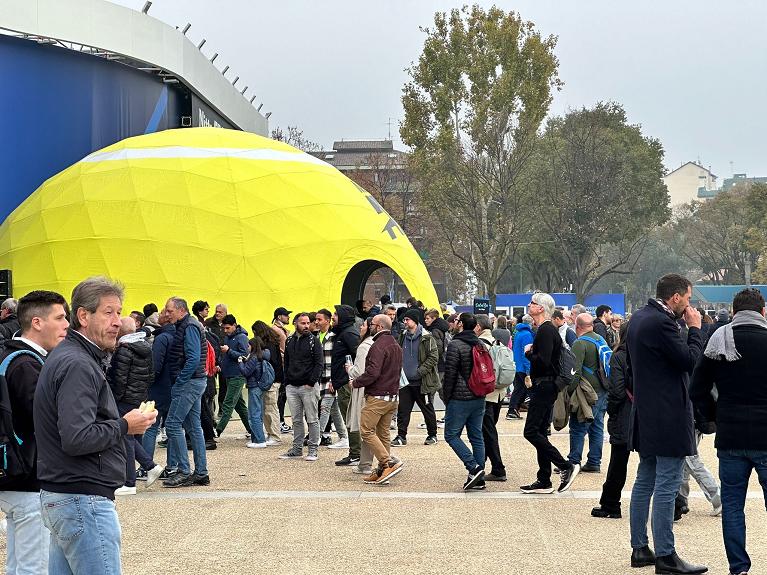L'attesa dei tifosi al Fan Village