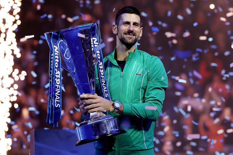 Novak Djokovic con il trofeo delle Nitto ATP Finals 2023 (Foto Sposito/FITP)