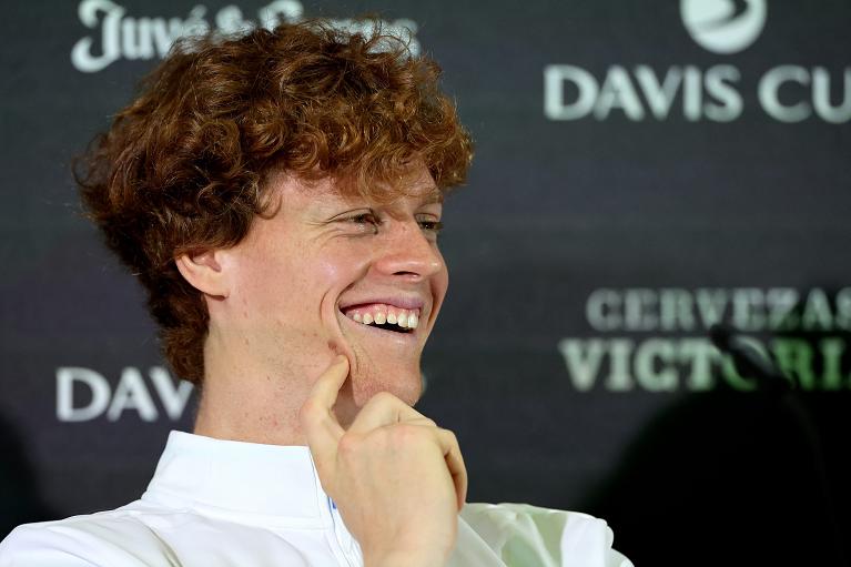 Jannik Sinner alla conferenza stampa della vigilia alle Davis Cup Finals a Malaga (Foto Sposito/FITP)