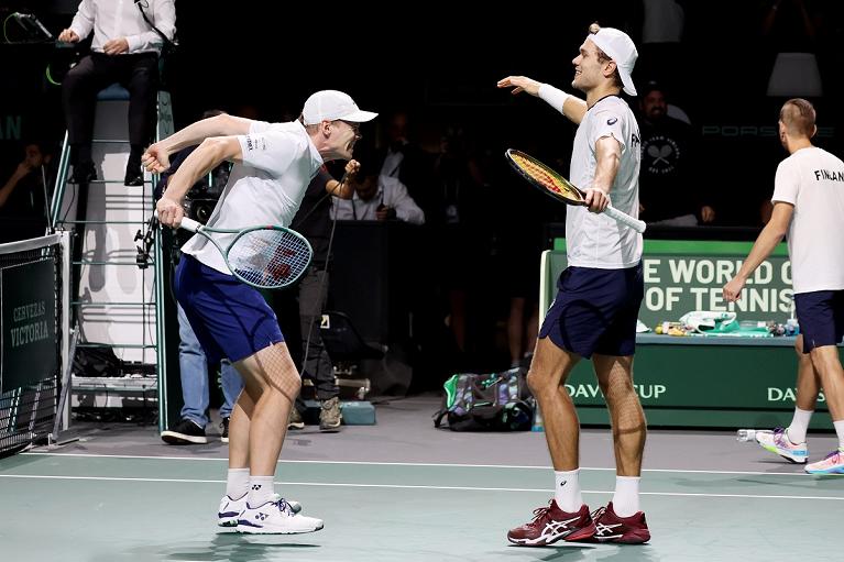 Otto Virtanen e Harri Heliovaara festeggiano la vittoria sul Canada in Coppa Davis (Foto Sposito/FITP)