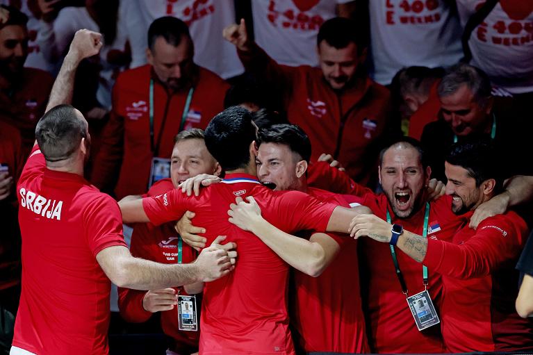 Novak Djokovic festeggia con il team la vittoria della Serbia sulla Gran Bretagna in Coppa Davis (Sposito/FITP)