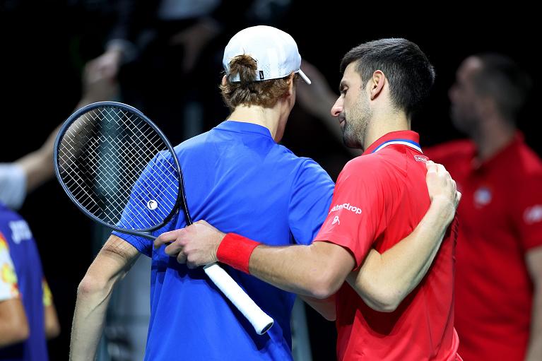 La stretta di mano tra Djokovic e Sinner dopo la vittoria dell'azzurro in Coppa Davis (Sposito/FITP)