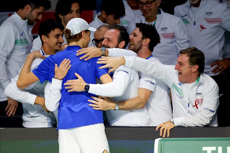 L'abbraccio del team a Jannik Sinner dopo la vittoria su Novak Djokovic (Foto Sposito/FITP)