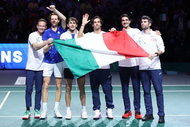 I giocatori dell'Italia con la bandiera dopo il trionfo in Coppa Davis (Getty Images)