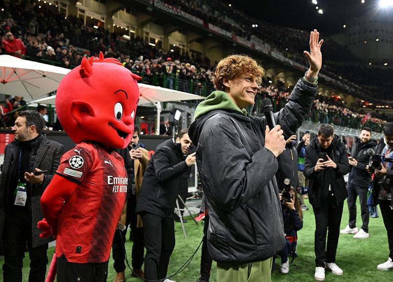 Jannik Sinner a San Siro per Milan-Borussia Dortmund (foto Twitter)