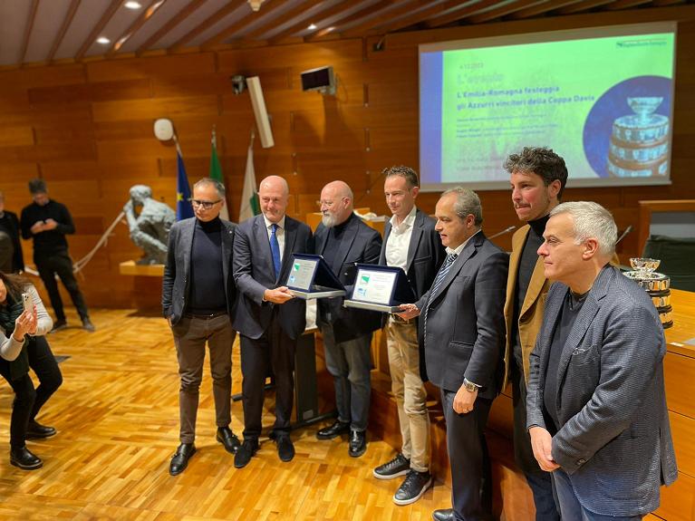 Il presidente dell'Emilia-Romagna Stefano Bonaccini ha omaggiato il presidente della Federazione Italiana Tennis e Padel, Angelo Binaghi, e il capitano di Coppa Davis Filippo Volandri, a Bologna nella sede della Regione, in rappresentanza di tutta la squadra. 