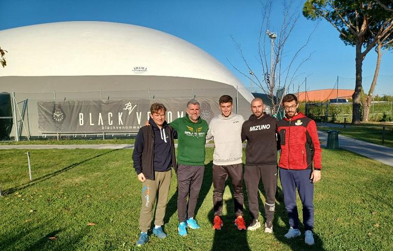 Luca Nardi con lo staff della Galimberti Tennis Academy