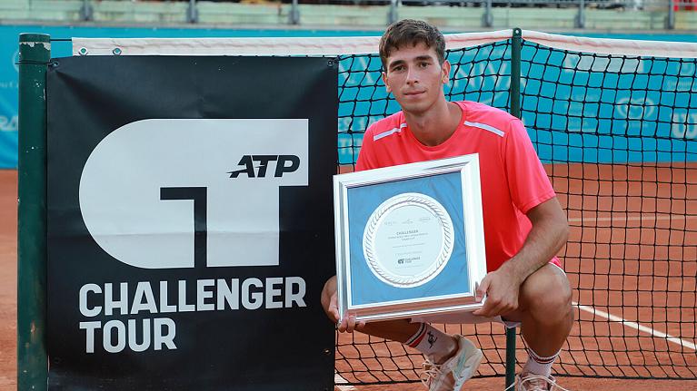 Matteo Gigante con il trofeo del Cordenons Challenger 2023