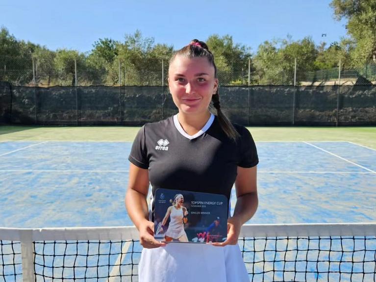 LIsa Pigato con il trofeo di Solarino