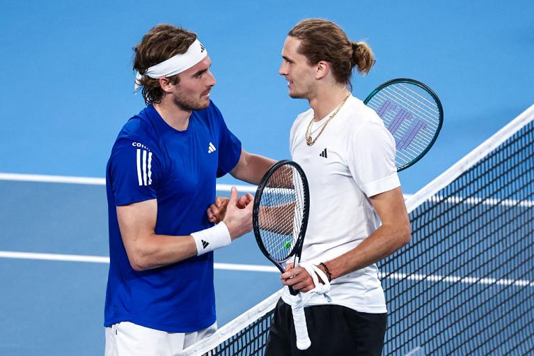 La stretta di mano tra Stefanos Tsitsipas e Alexander Zverev in United Cup (Getty Images)