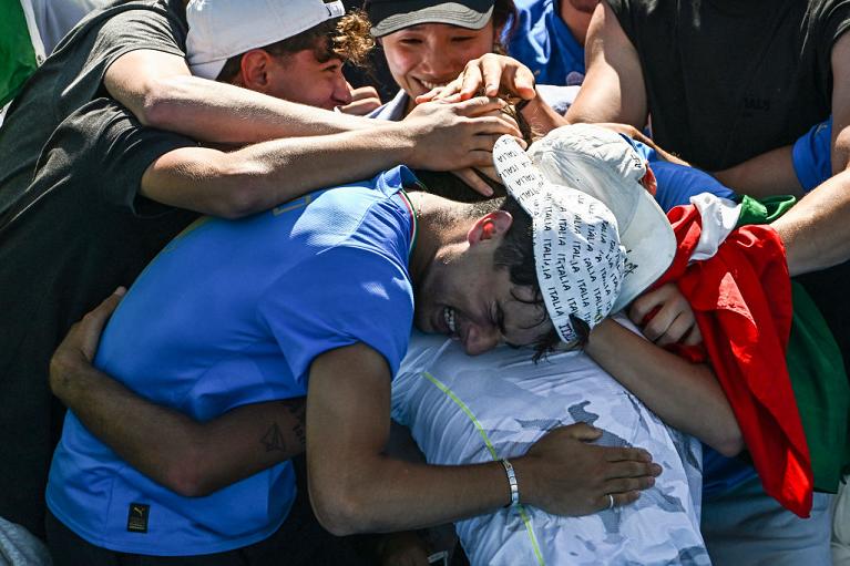 Flavio Cobolli abbraccia i tifosi dopo la sua prima vittoria in uno Slam all'Australian Open (Getty Images)