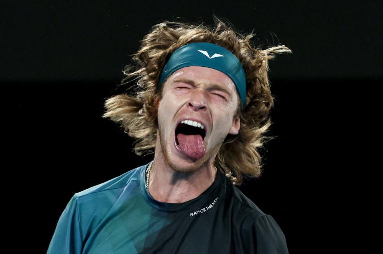 Una particolare esultanza di Andrey Rublev all'Australian Open (Getty Images)