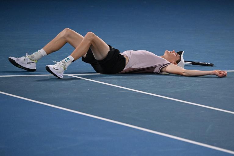 Jannik Sinner festeggia il suo primo Trionfo Slam all'Australian Open 2024 (foto Getty Images)