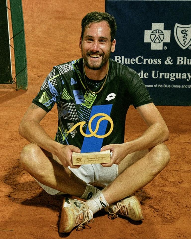 Gianluca Mager con il trofeo del Challenger Punta del Este 2024