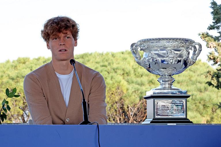 Jannik Sinner con il trofeo dell'Australian Open (foto Sposito/FITP)