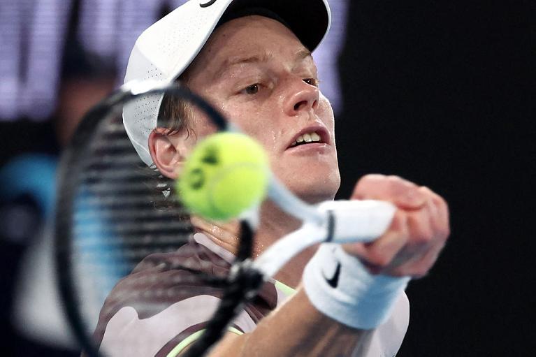 Jannik Sinner colpisce di diritto (foto Getty Images)