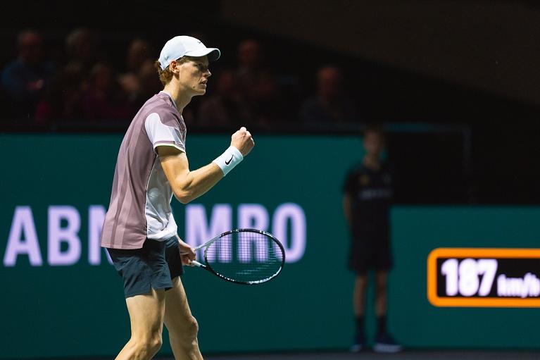 Jannik Sinner esulta (foto Twitter ABN AMRO Open)