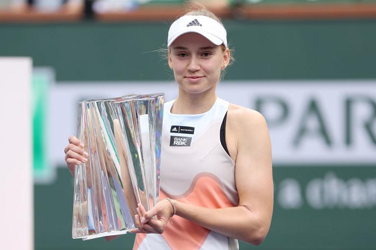 Elena Rybakins col trofeo del BNP Paribas Open (Getty Images)