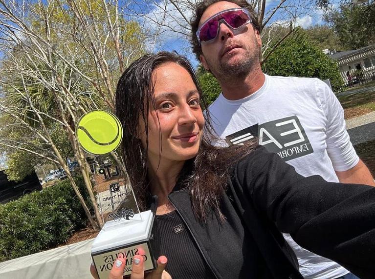 Elisabetta Cocciaretto, con il trofeo di Charleston, e coach Fausto Scolari (foto Instagram)