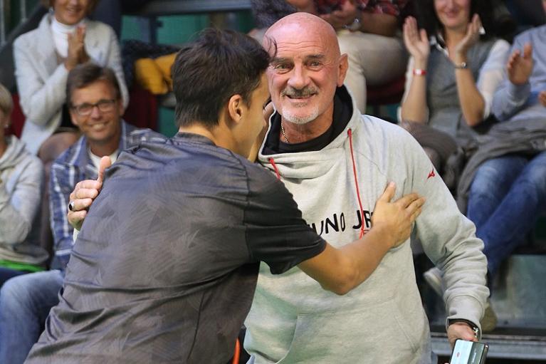 Lorenzo Sonego abbraccia il suo coach
