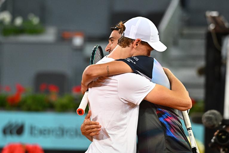 L'abbraccio a fine match tra Jannik Sinner e Lorenzo Sonego (foto Twitter ATP)