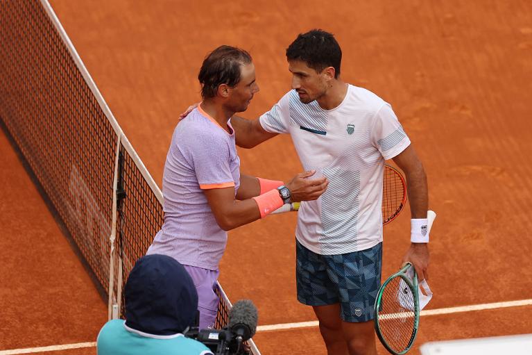 Il saluto a fine match tra Rafael Nadal e Pedro Cachin (foto Getty Images)
