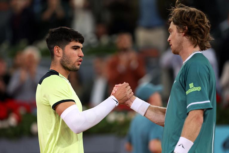 La stretta di mano tra Rublev e Alcaraz a Madrid (Getty Images)