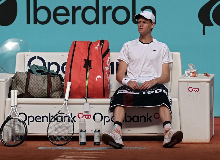 Una curiosa espressione di Jannik Sinner seduto in panchina (foto Getty Images)