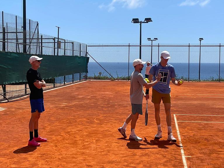 Jannik Sinner in allenamento a Monte-Carlo con coach Simone Vagnozzi ed il fisioterapista Umberto Ferrara