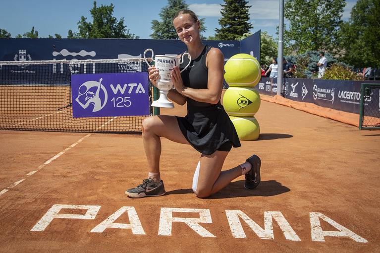Anna-Karolina Schmiedlova con il trofeo del Parma Ladies Open (foto Morabito)