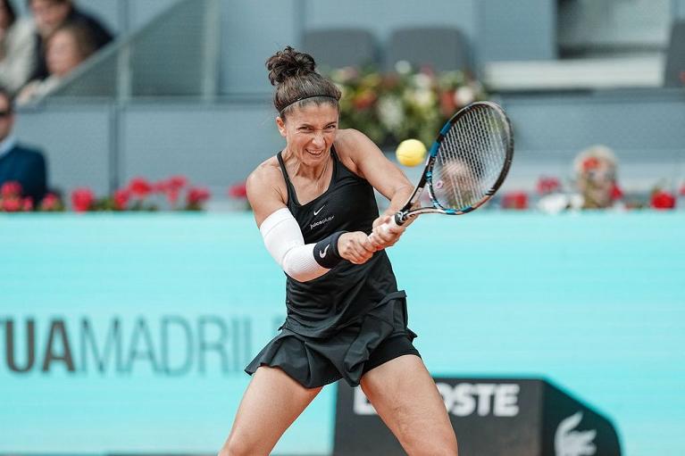 Sara Errani colpisce di rovescio (foto Grana/FITP)