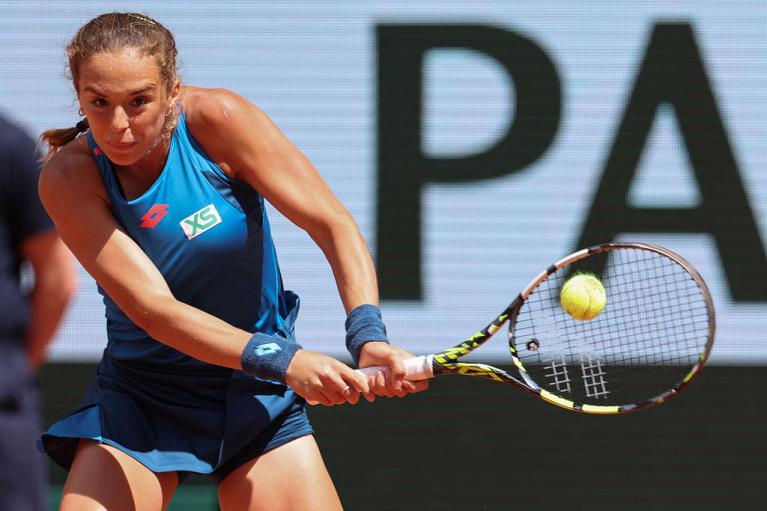 Il rovescio di Lucia Bronzetti al Roland Garros (Getty Images)