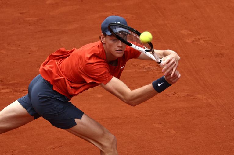 Il rovescio di Jannik Sinner al Roland Garros (Getty Images)