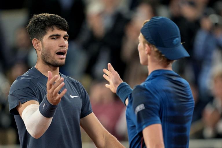 La stretta di mano tra Alcaraz e De Jong al Roland Garros (Getty Images)