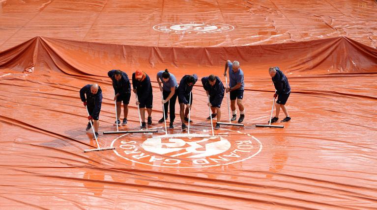 Pioggia al Roland Garros (foto Getty Images)