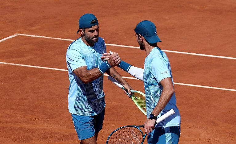 Simone Bolelli e Andrea Vavassori esultano (foto Getty Images)