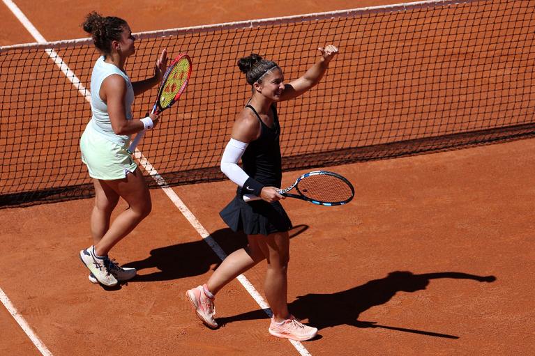 Jasmine Paolini e Sara Errani esultano (foto Getty Images)